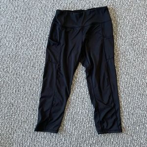 Yoga top athletic capris with side pockets